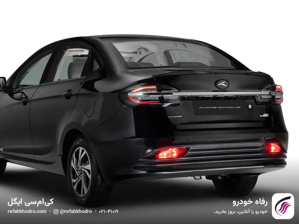 نمای عقب کی‌ام‌سی ایگل مشکی از زاویه سه‌رخ با چراغ‌های LED روشن