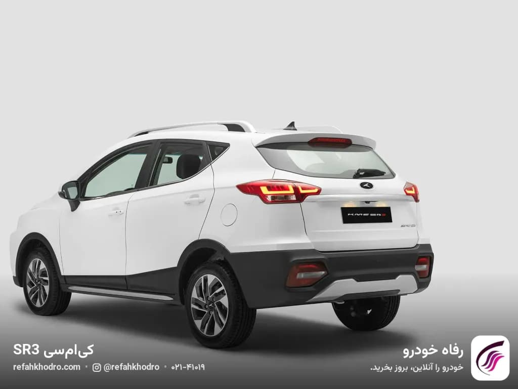نمای سه‌رخ عقب کی‌ام‌سی SR3 سفید با چراغ‌های عقب LED