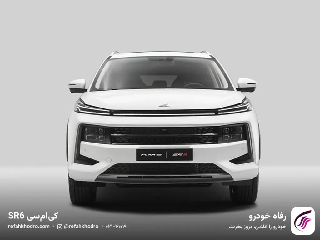 نمای روبه‌روی کی‌ام‌سی SR6 سفید با نشان KMC SR6 روی سپر