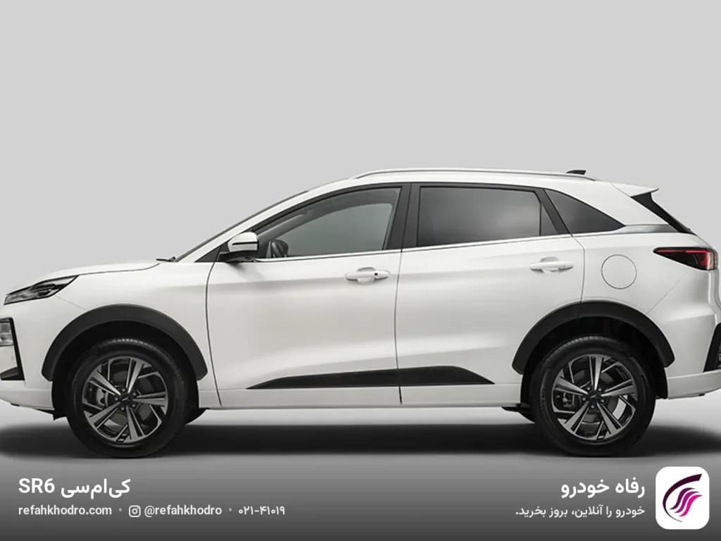 نمای کامل نیم‌رخ کی‌ام‌سی SR6 سفید در استودیو