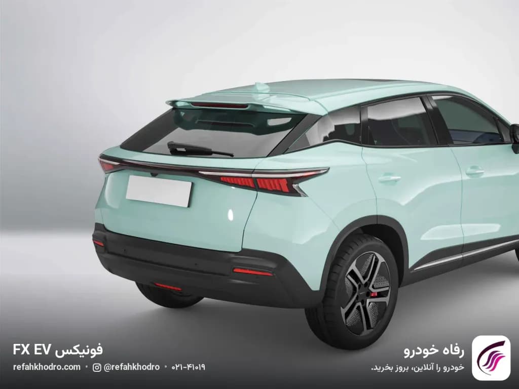 نمای عقب فونیکس FX EV از زاویه سه‌رخ با چراغ‌های عقب کشیده