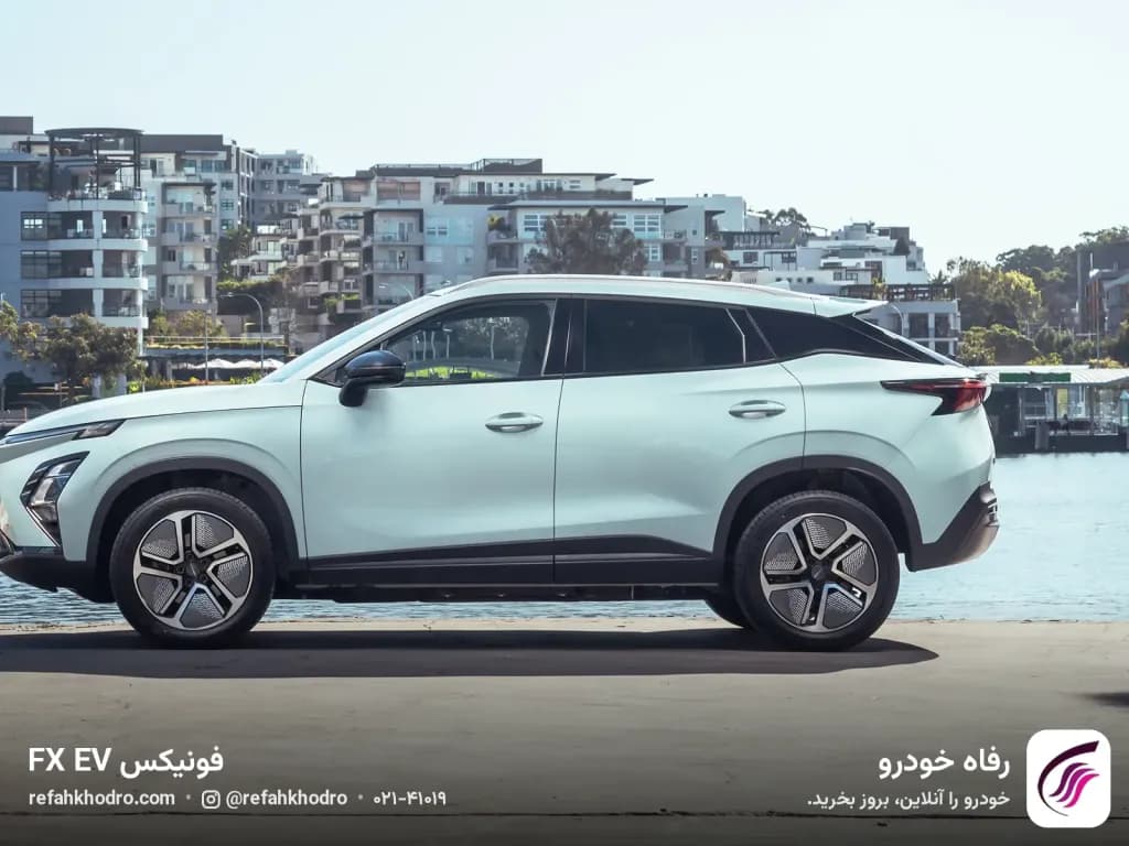 نمای بغل فونیکس FX EV به رنگ سبز روشن در کنار ساحل